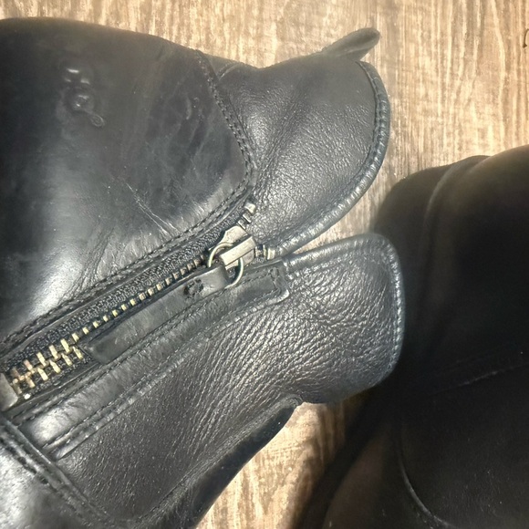 UGG 8 furry lined GUC Women's Black Leather Ankle Boots - Picture 3 of 12